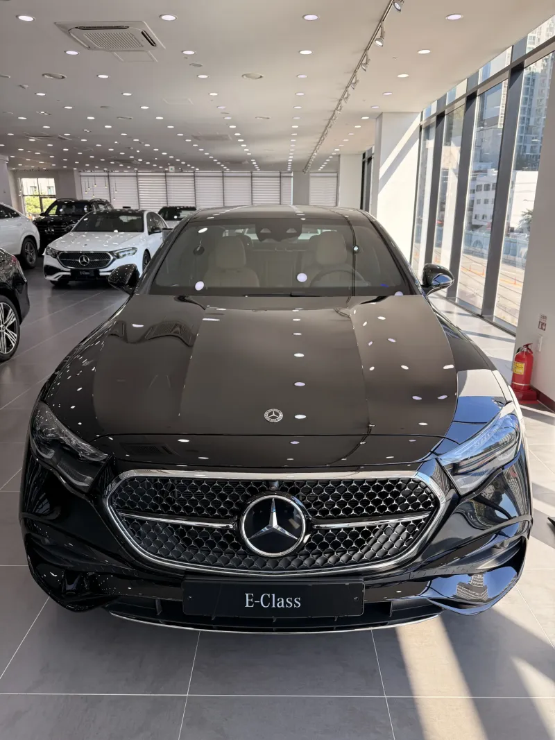 의정부 쇼룸 전시 블랙 벤츠 E 300 4MATIC AMG Line 전면