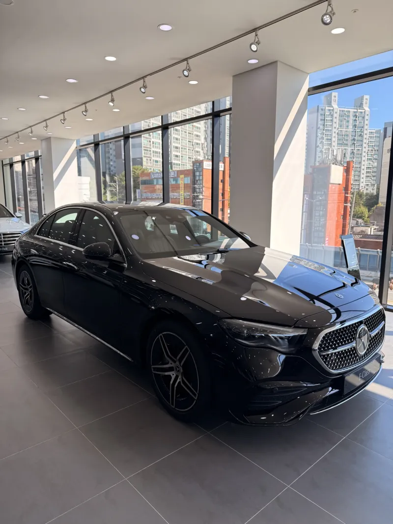 의정부 쇼룸 전시 블랙 벤츠 E 300 4MATIC AMG Line 앞 측면 3/4
