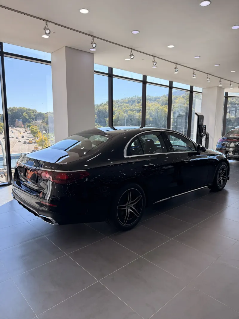 의정부 쇼룸 전시 블랙 벤츠 E 300 4MATIC AMG Line 뒤 측면 3/4