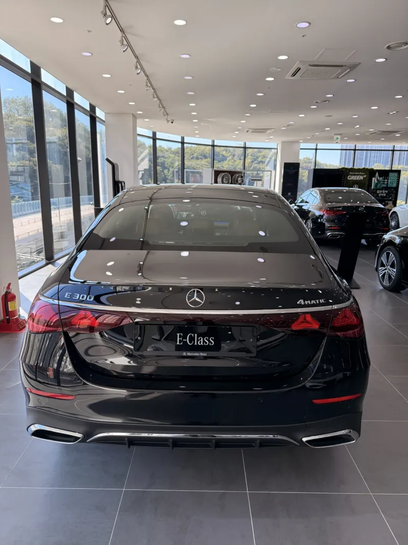 의정부 쇼룸 전시 블랙 벤츠 E 300 4MATIC AMG Line 후면