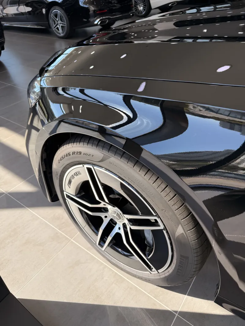 의정부 쇼룸 전시 블랙 벤츠 E 300 4MATIC AMG Line AMG 스타일 휠과 앞 펜더 디테일