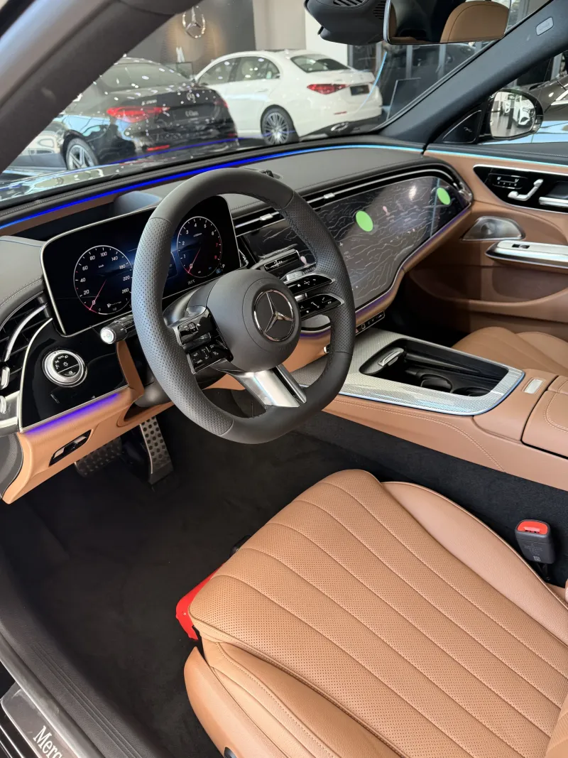 의정부 쇼룸 전시 블랙 벤츠 E 300 4MATIC AMG Line 운전석 대시보드와 와이드 디스플레이