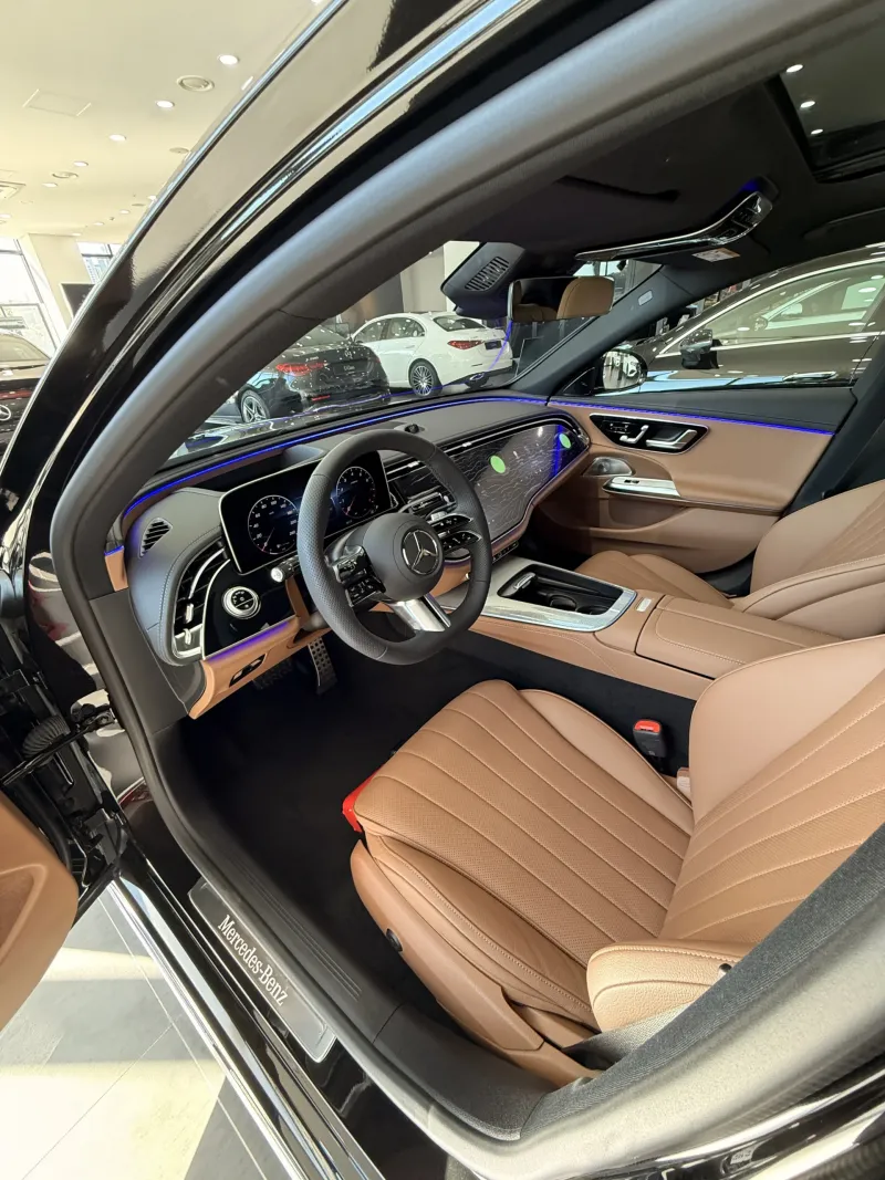 의정부 쇼룸 전시 블랙 벤츠 E 300 4MATIC AMG Line 앞좌석 도어를 연 실내
