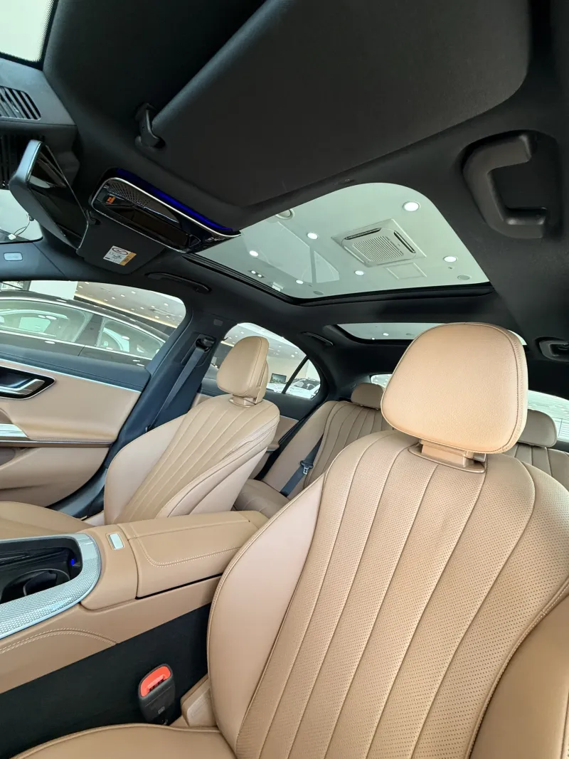 의정부 쇼룸 전시 블랙 벤츠 E 300 4MATIC AMG Line 뒷좌석과 선루프 천장