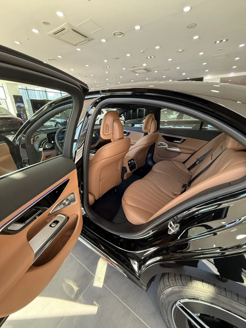 의정부 쇼룸 전시 블랙 벤츠 E 300 4MATIC AMG Line 뒷좌석 도어를 연 모습