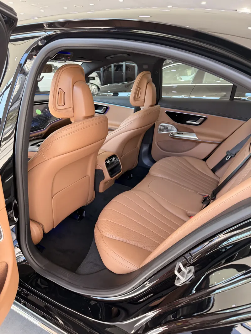 의정부 쇼룸 전시 블랙 벤츠 E 300 4MATIC AMG Line 뒷좌석 시트