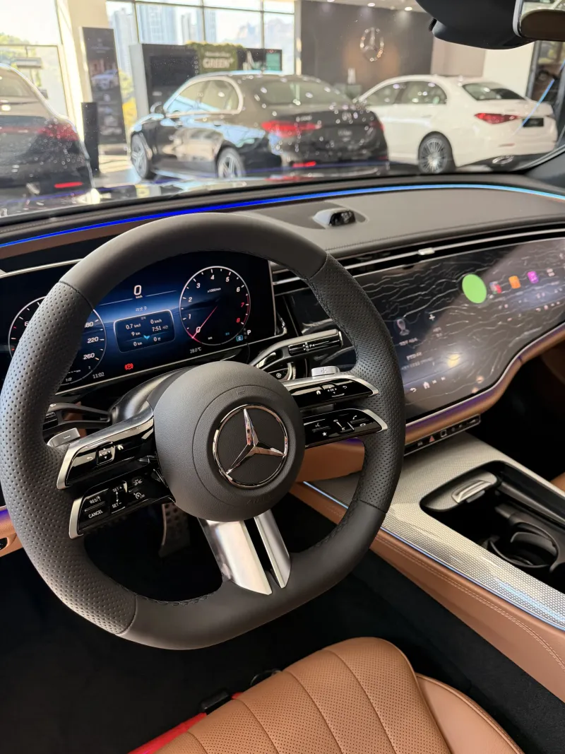 의정부 쇼룸 전시 블랙 벤츠 E 300 4MATIC AMG Line 스티어링 휠과 디지털 계기판