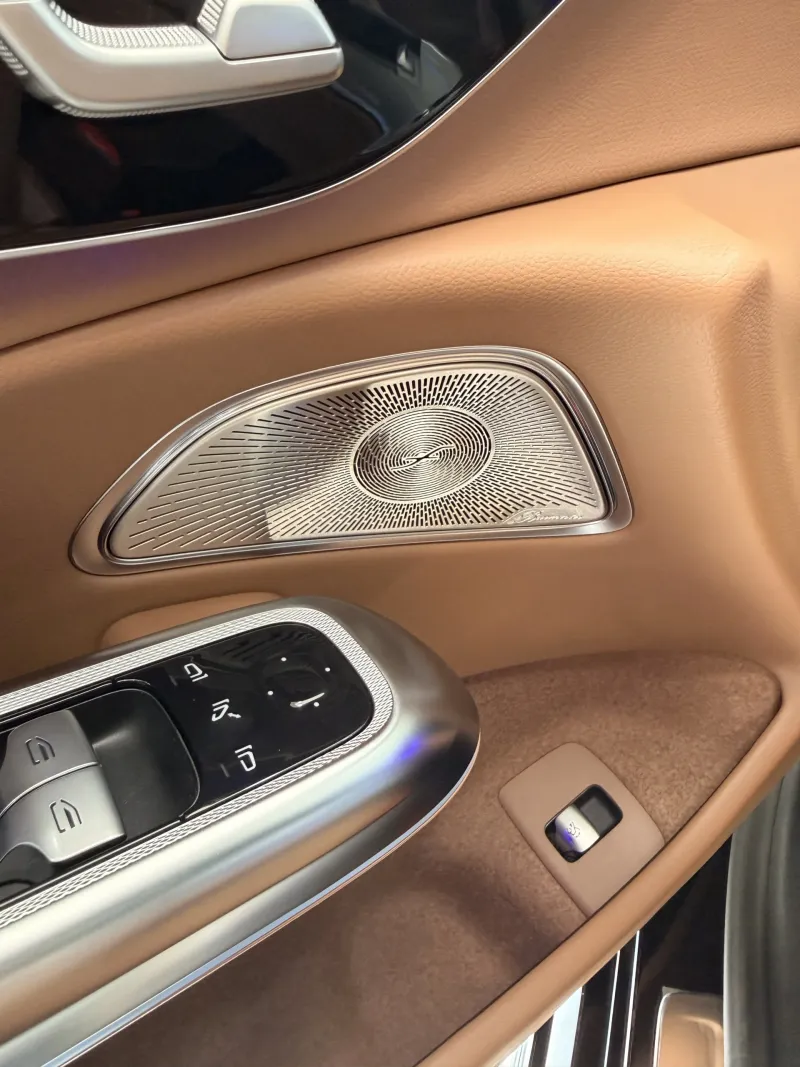 의정부 쇼룸 전시 블랙 벤츠 E 300 4MATIC AMG Line 도어 스피커 그릴과 도어 패널 디테일