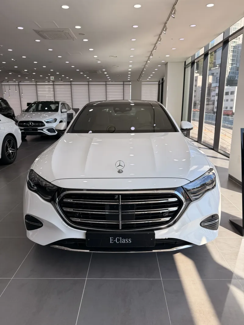의정부 쇼룸 전시 화이트 벤츠 E 350 e 4M EX 전면