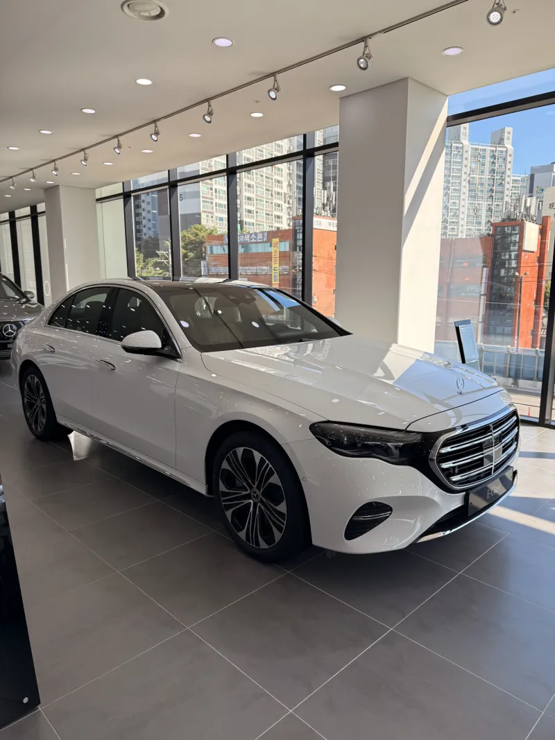 의정부 쇼룸 전시 화이트 벤츠 E 350 e 4M EX 앞 측면 3/4