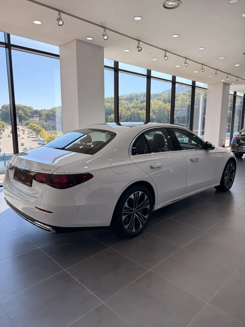 의정부 쇼룸 전시 화이트 벤츠 E 350 e 4M EX 뒤 측면 3/4