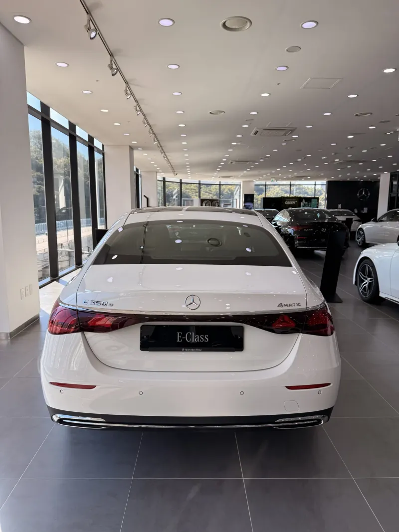 의정부 쇼룸 전시 화이트 벤츠 E 350 e 4M EX 후면
