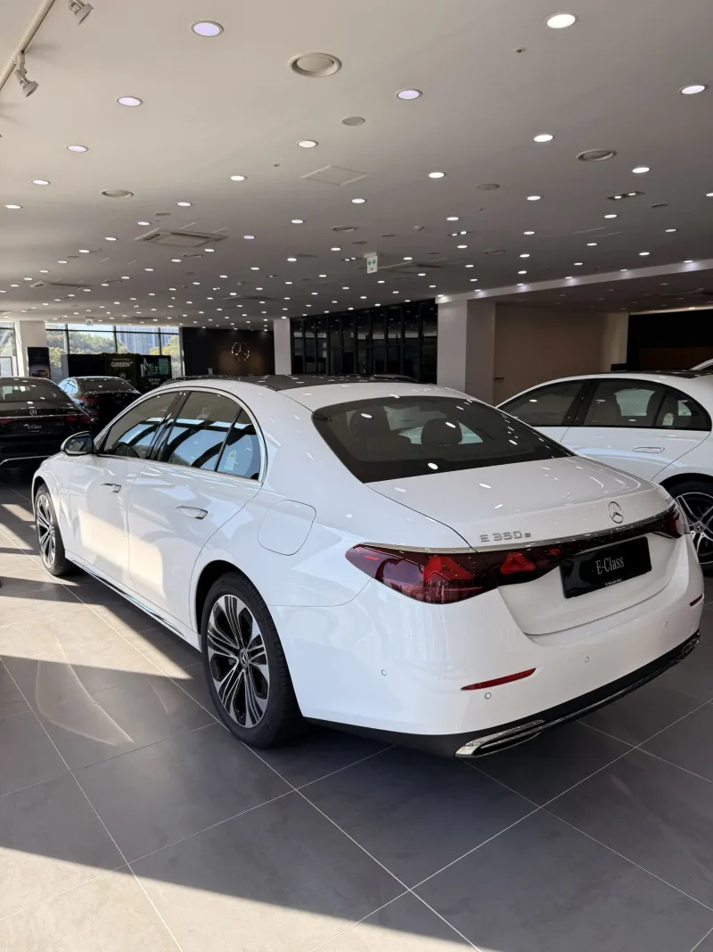 의정부 쇼룸 전시 화이트 벤츠 E 350 e 4M EX 뒤 측면 근접